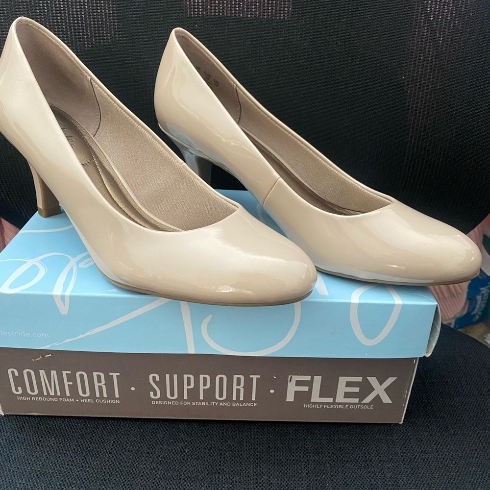 Life Stride Women's Taupe Parigi Pump Heels New in Box